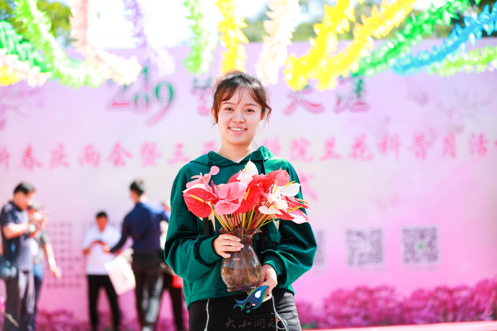 三亞迎春蘭花展在臨春嶺公園舉行，吸引市民游客前來(lái)參觀