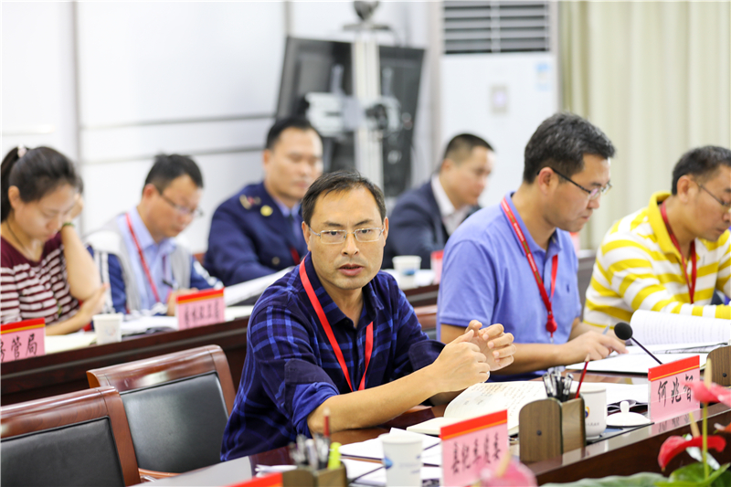 陵水縣委常委、常務(wù)副縣長在會(huì)上部署燃放煙花爆竹安全管理工作