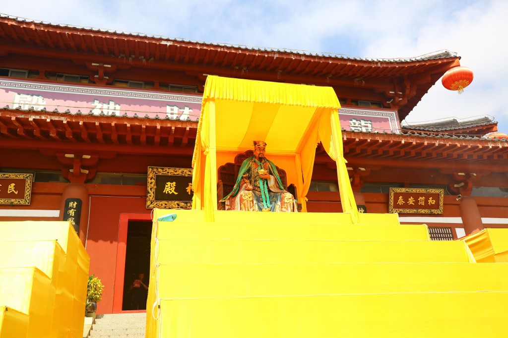 2月8日，工作人員在三亞南山迎財神廟會活動準(zhǔn)備就緒1。