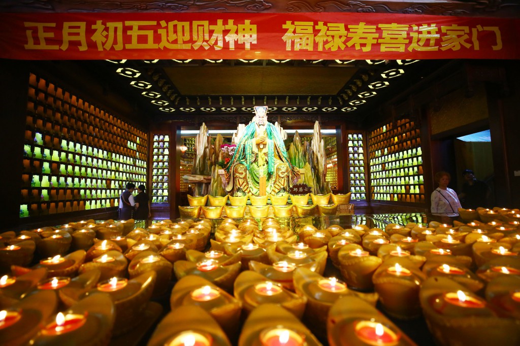 2月8日，工作人員在三亞南山迎財神廟會活動準(zhǔn)備就緒2。
