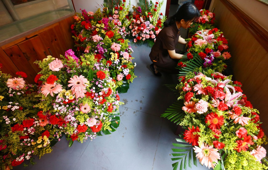 2月8日，工作人員在三亞南山迎財神廟會活動中準(zhǔn)備鮮花。