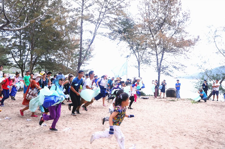 2月23日，志愿者奔向后海灣海灘撿拾垃圾