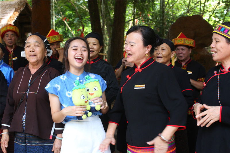 5、印度尼西亞網(wǎng)紅gritteagathaa與阿婆深情演唱海南經(jīng)典民歌《久久不見久久見》