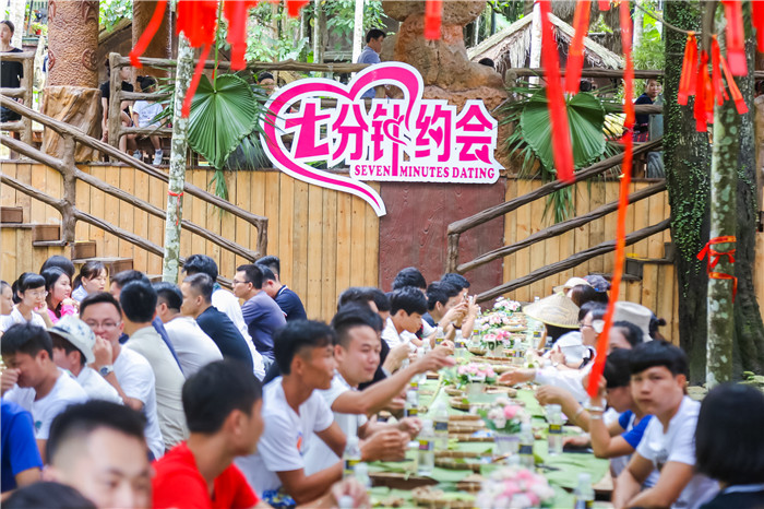 5、往屆七夕相親盛典活動，“才子佳人”面對面進(jìn)行“7分鐘約會”