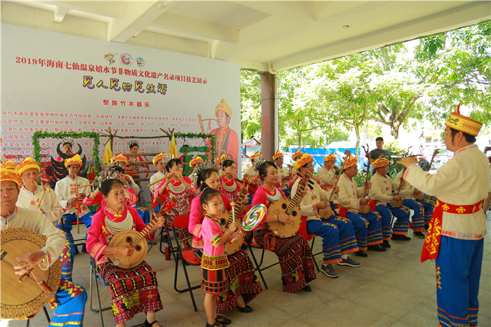 4、檳榔谷特色民族文創(chuàng)產(chǎn)品亮相嬉水節(jié) 將“非遺”帶回家