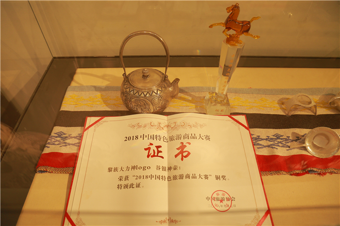 3、檳榔谷特色民族文創(chuàng)產(chǎn)品亮相嬉水節(jié) 將“非遺”帶回家