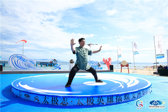 全國太極拳冠軍、北京市武術(shù)協(xié)會副主席劉彥英演繹太極拳法
