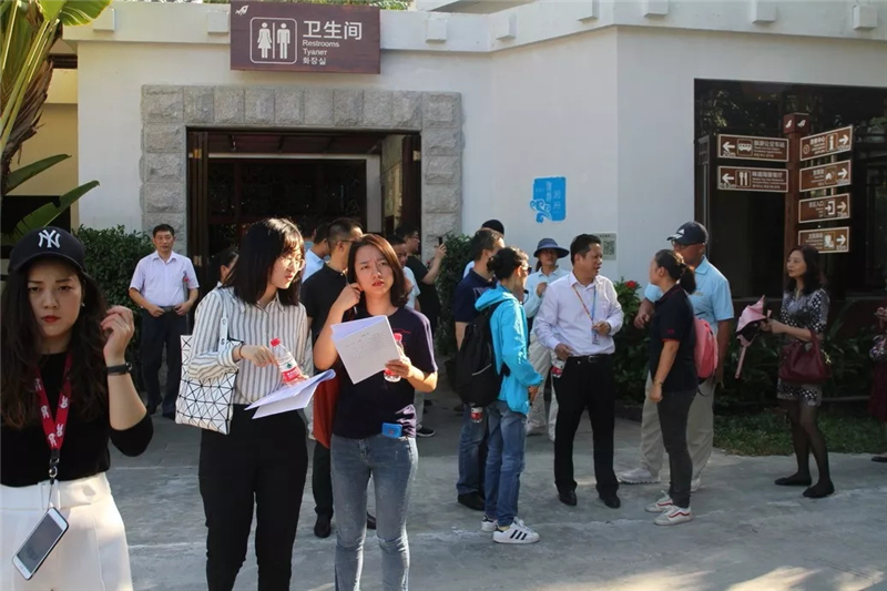 考察團(tuán)檢查旅游廁所