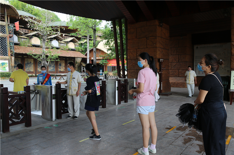 2、游客有序排隊入園