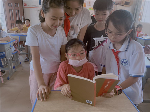 海棠區(qū)進(jìn)士小學(xué)學(xué)生利用晨讀時(shí)間，共讀《習(xí)近平講故事》（少年版）圖書。