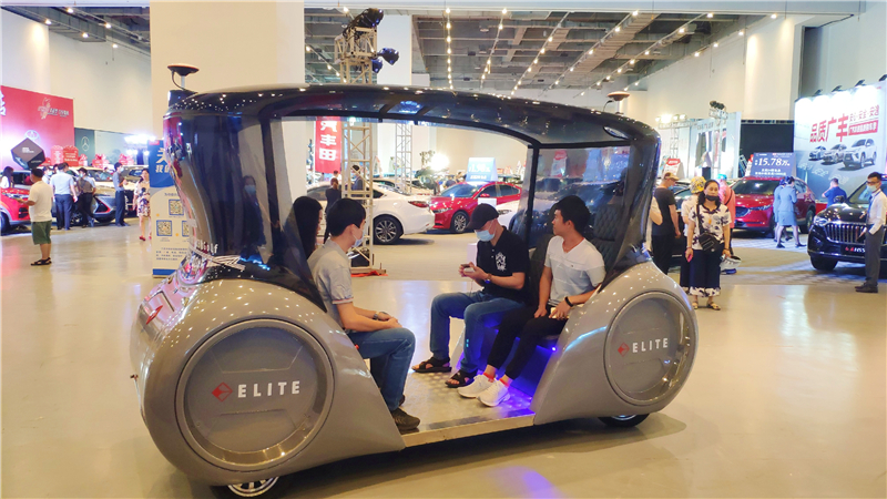 游客體驗(yàn)無(wú)人駕駛車