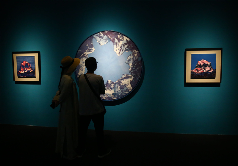 2 游客在參觀唐卡展