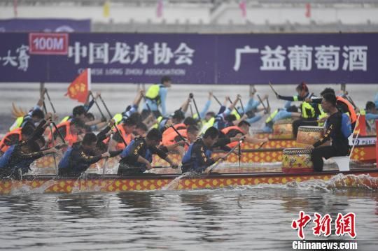 2019中華龍舟大賽（海南·萬寧站）開賽?！●樤骑w　攝